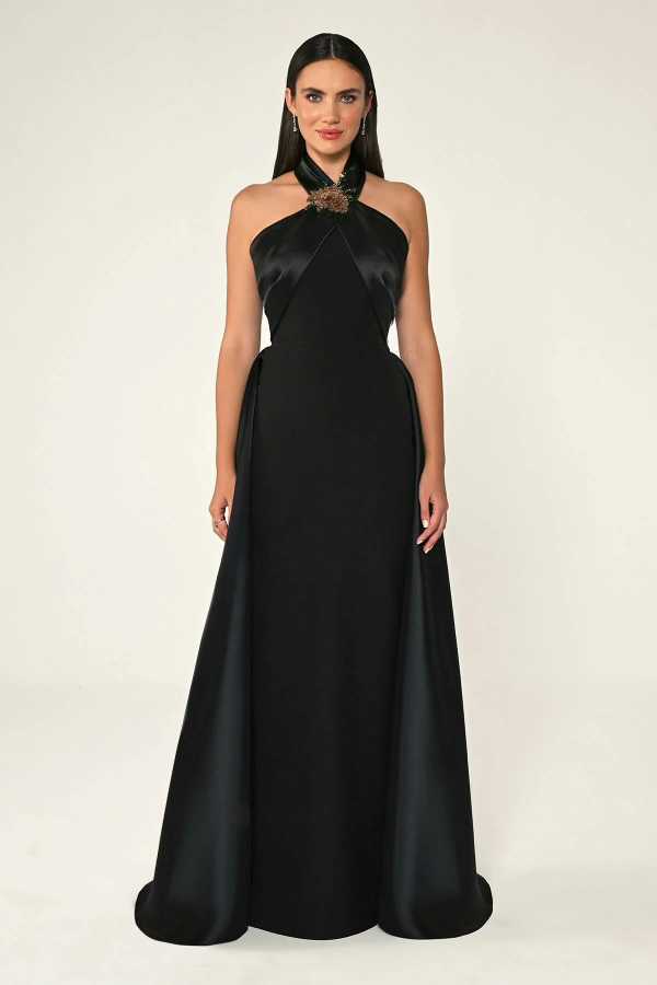 BOYUNDAN GEÇMELİ ÇİÇEK AKSESUARLI KUŞAKLI UZUN ABİYE ELBİSE