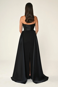 BOYUNDAN GEÇMELİ ÇİÇEK AKSESUARLI KUŞAKLI UZUN ABİYE ELBİSE