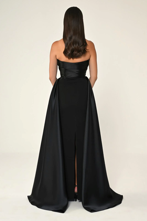 BOYUNDAN GEÇMELİ ÇİÇEK AKSESUARLI KUŞAKLI UZUN ABİYE ELBİSE