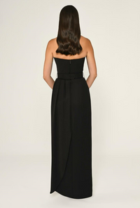 BOYUNDAN GEÇMELİ ÇİÇEK AKSESUARLI KUŞAKLI UZUN ABİYE ELBİSE