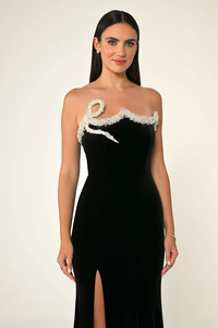 KADİFE YAKA TAŞ DETAYLI YIRTMAÇLI UZUN ABİYE ELBİSE