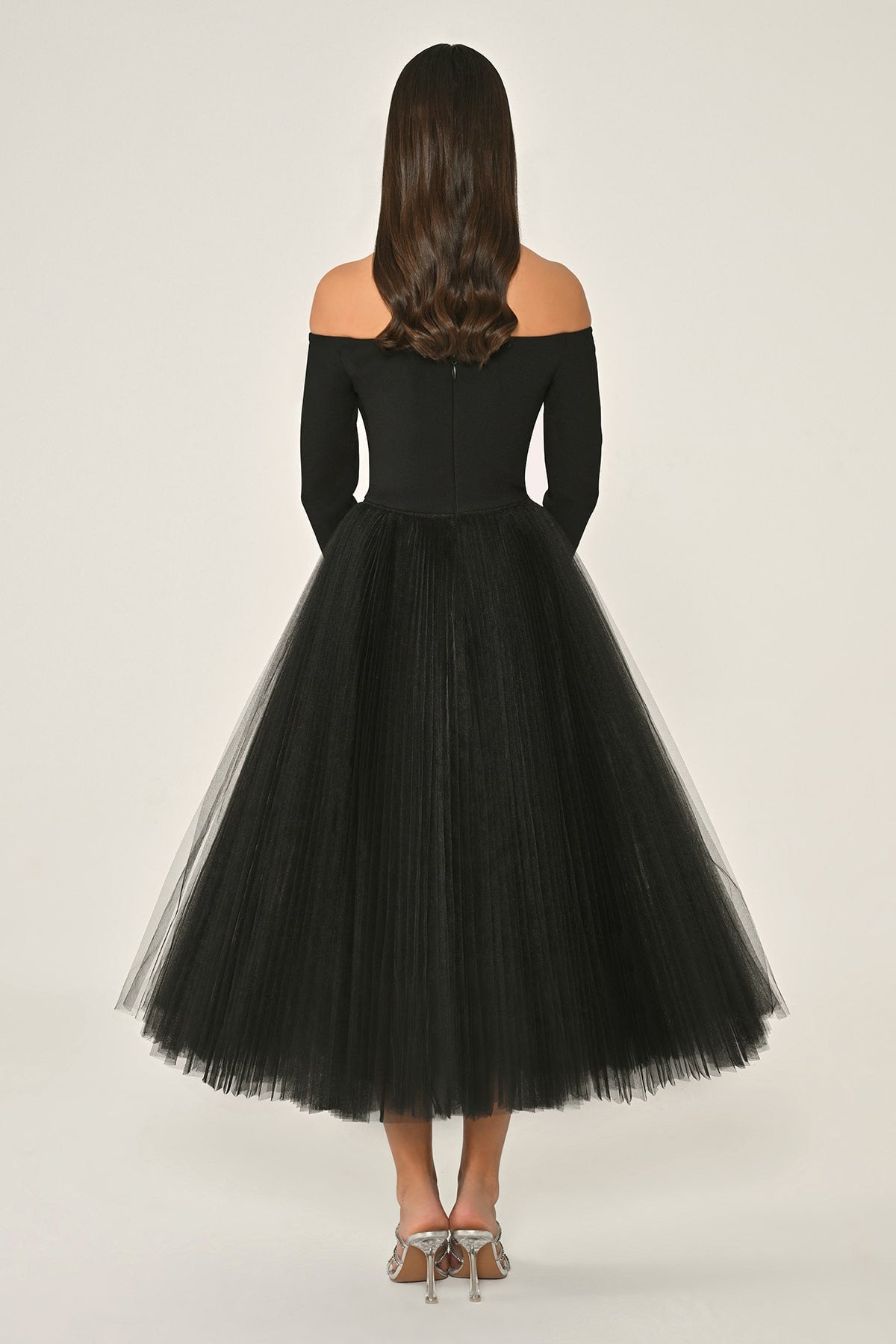 DEKOLTELİ OMZU AÇIK UZUN KOLLU ETEGİ PLİSELİ TÜL MİDİ ABİYE ELBİSE