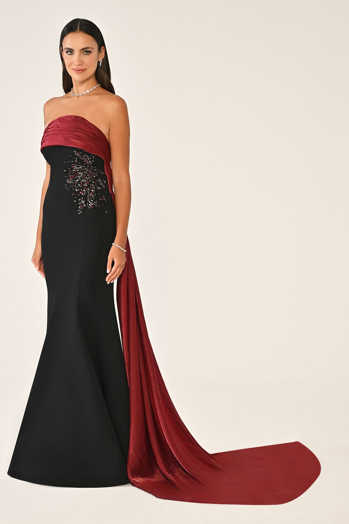 STRAPLEZ ÜSTÜ İŞLETMELİ KUYRUKLU KREP UZUN ABİYE ELBİSE