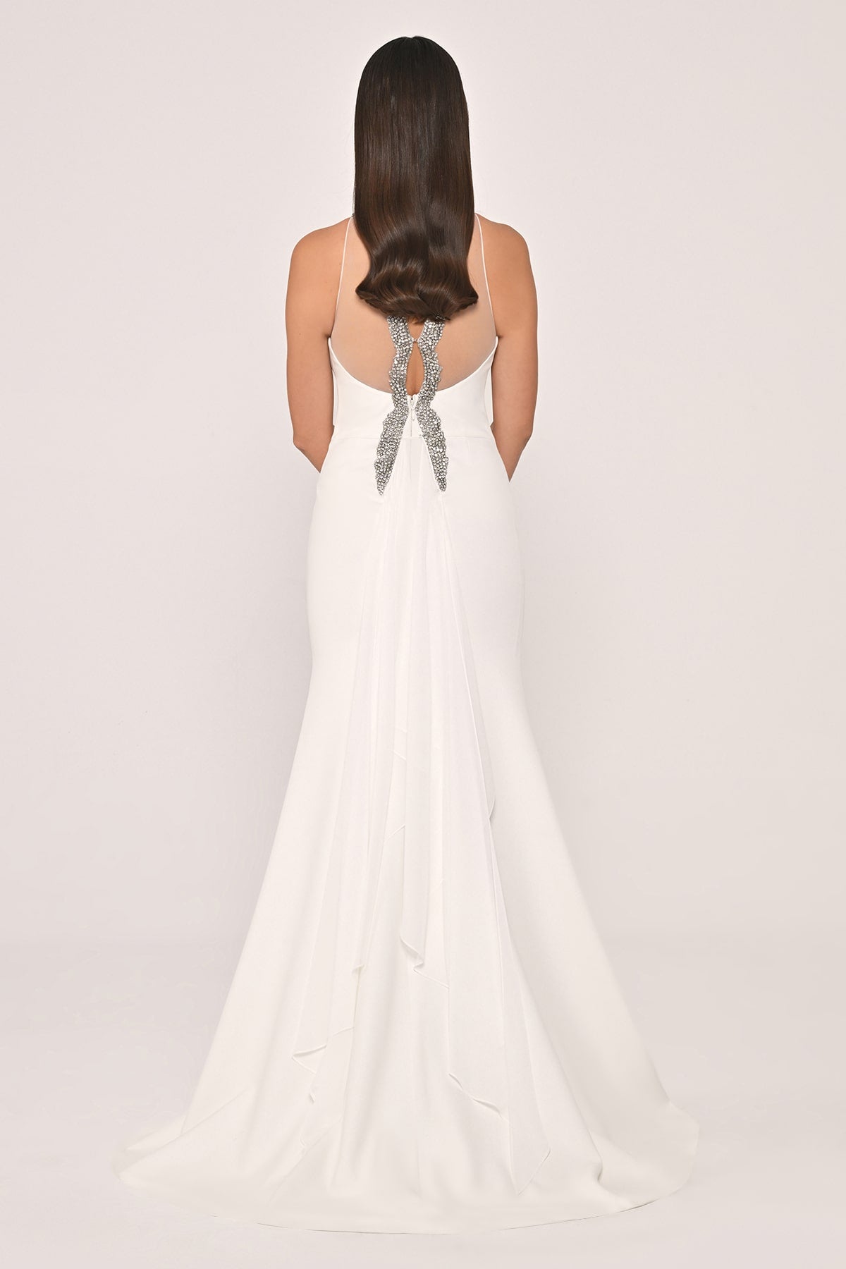 REGLAN YAKA SIRT TRANSPARAN TAŞ İŞLEMELİ BEYAZ KREP KUYRUKLU UZUN ABİYE ELBİSE