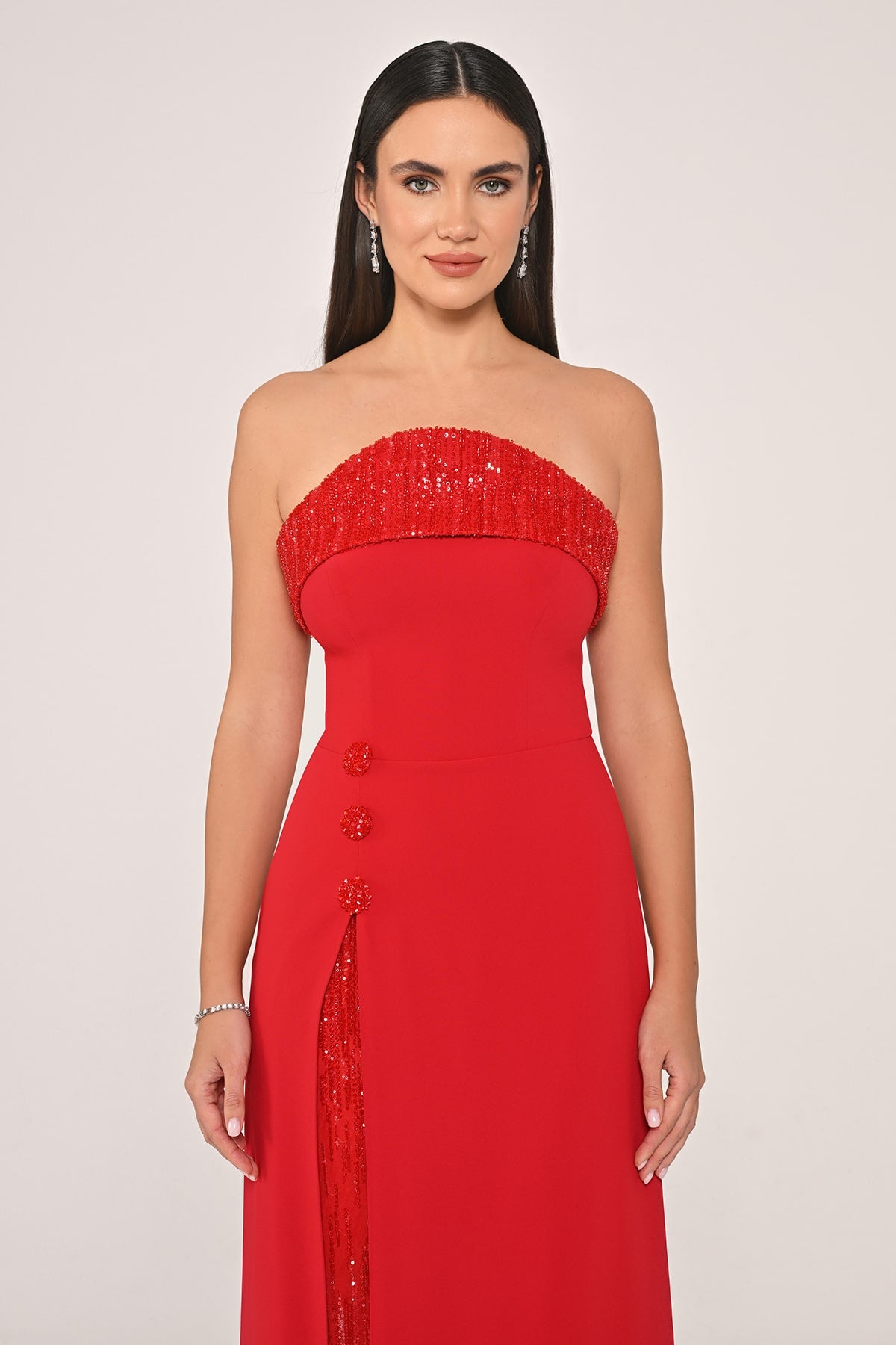 STRAPLEZ BONCUK İŞLEMELİ YIRTMAÇLI UZUN ABİYE ELBİSE