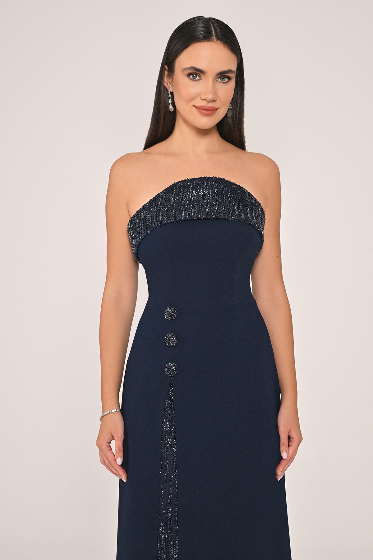 STRAPLEZ BONCUK İŞLEMELİ YIRTMAÇLI UZUN ABİYE ELBİSE