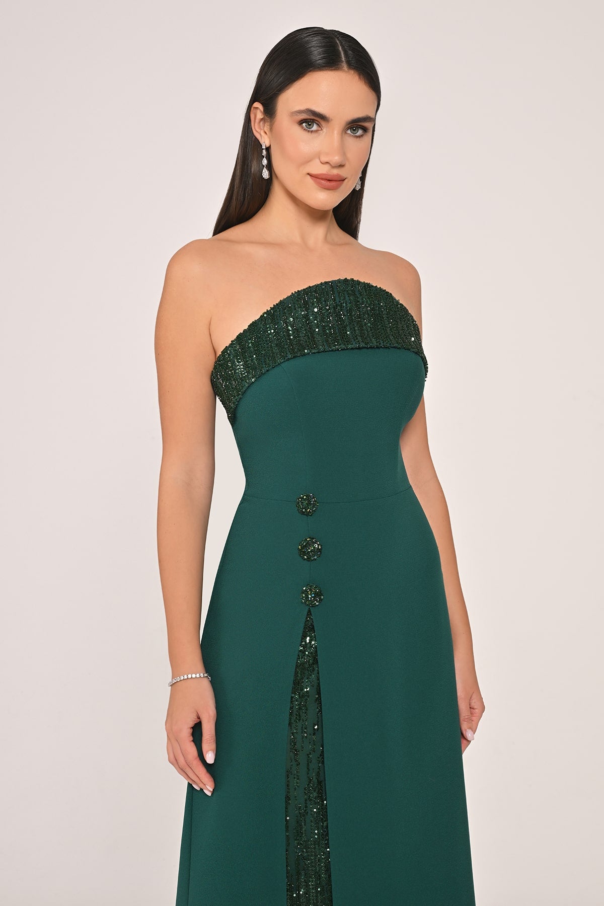 STRAPLEZ BONCUK İŞLEMELİ YIRTMAÇLI UZUN ABİYE ELBİSE