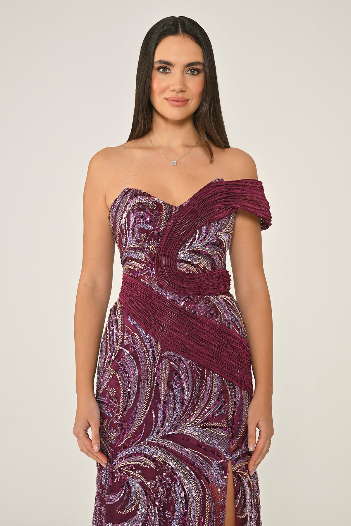 DÜŞÜK OMUZ PAYETLİ  YIRTMAÇLI UZUN ABİYE ELBİSE