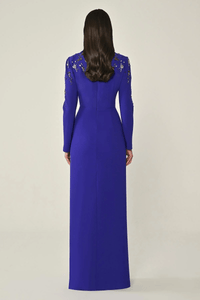 UZUN KOLLU YAKASI VE BELİ AKSESUARLI UZUN KREP ABİYE  ELBİSE