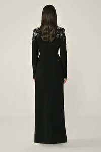 UZUN KOLLU YAKASI VE BELİ AKSESUARLI UZUN KREP ABİYE  ELBİSE