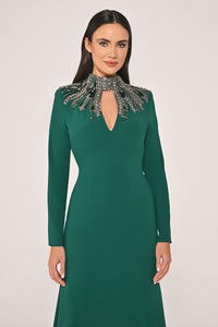 UZUN KOLLU ÜST AKSESUARLI SIRT DEKOLTELİ KREP UZUN ABİYE ELBİSE