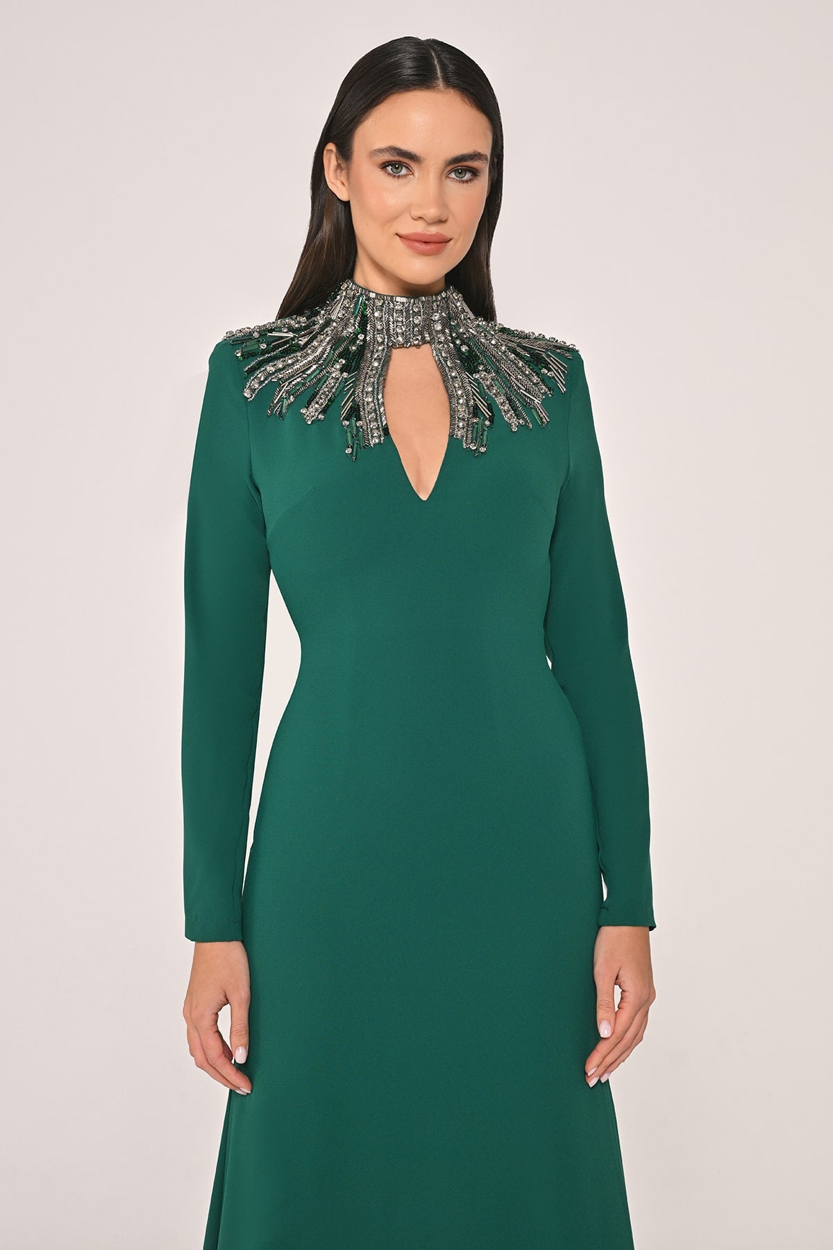 UZUN KOLLU ÜST AKSESUARLI SIRT DEKOLTELİ KREP UZUN ABİYE ELBİSE