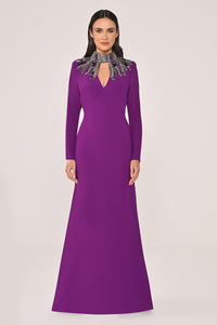 UZUN KOLLU ÜST AKSESUARLI SIRT DEKOLTELİ KREP UZUN ABİYE ELBİSE