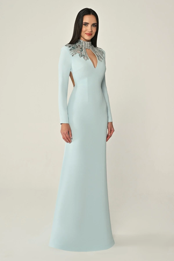 UZUN KOLLU ÜST AKSESUARLI SIRT DEKOLTELİ KREP UZUN ABİYE ELBİSE