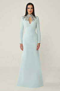 UZUN KOLLU ÜST AKSESUARLI SIRT DEKOLTELİ KREP UZUN ABİYE ELBİSE