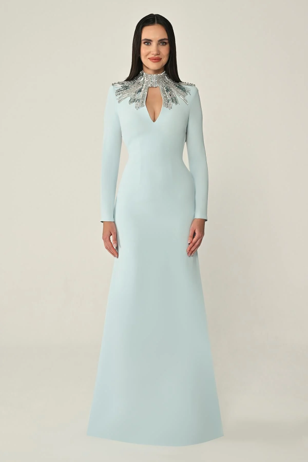 UZUN KOLLU ÜST AKSESUARLI SIRT DEKOLTELİ KREP UZUN ABİYE ELBİSE