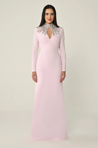 UZUN KOLLU ÜST AKSESUARLI SIRT DEKOLTELİ KREP UZUN ABİYE ELBİSE