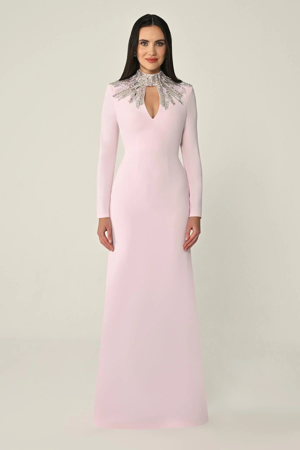 UZUN KOLLU ÜST AKSESUARLI SIRT DEKOLTELİ KREP UZUN ABİYE ELBİSE