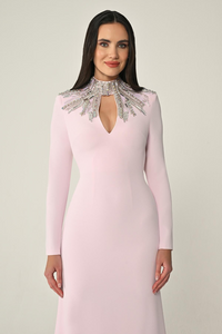 UZUN KOLLU ÜST AKSESUARLI SIRT DEKOLTELİ KREP UZUN ABİYE ELBİSE