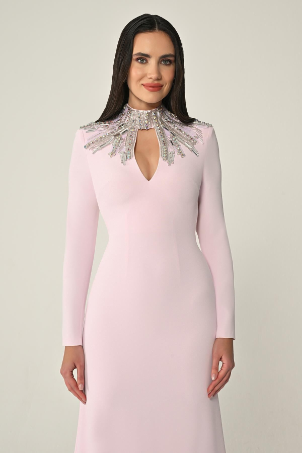 UZUN KOLLU ÜST AKSESUARLI SIRT DEKOLTELİ KREP UZUN ABİYE ELBİSE