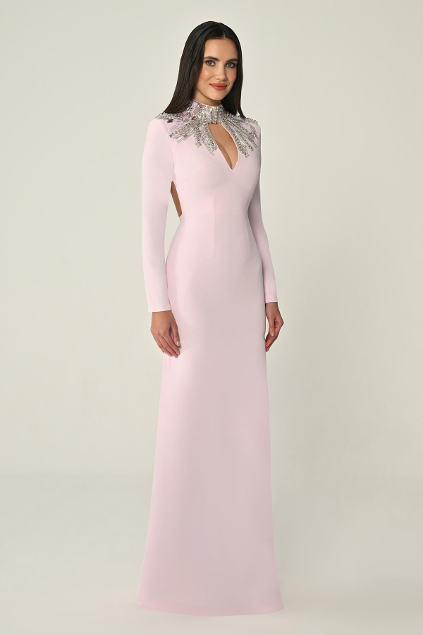 UZUN KOLLU ÜST AKSESUARLI SIRT DEKOLTELİ KREP UZUN ABİYE ELBİSE