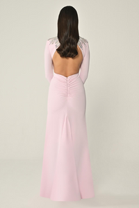 UZUN KOLLU ÜST AKSESUARLI SIRT DEKOLTELİ KREP UZUN ABİYE ELBİSE