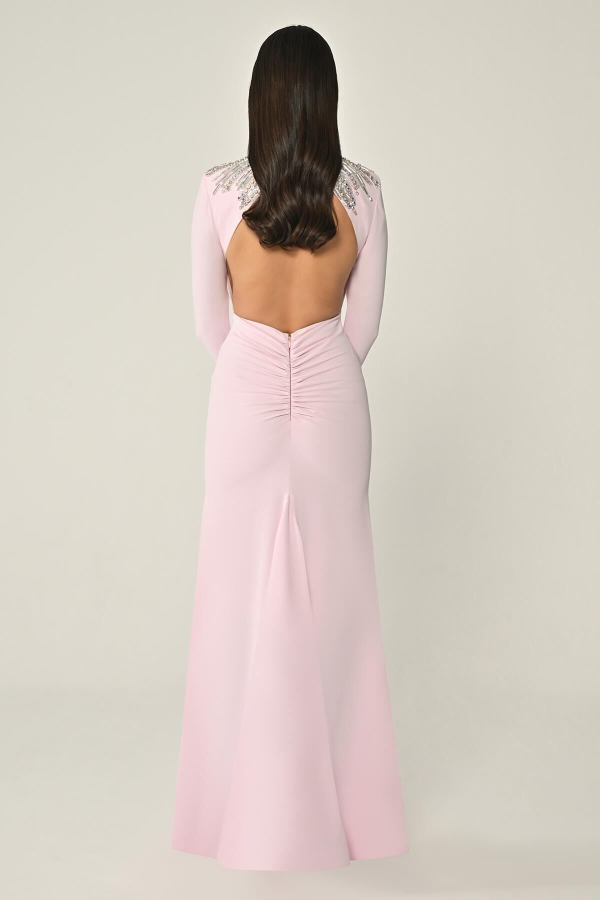 UZUN KOLLU ÜST AKSESUARLI SIRT DEKOLTELİ KREP UZUN ABİYE ELBİSE