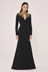 UZUN KOLLU ÜST AKSESUARLI SIRT DEKOLTELİ KREP UZUN ABİYE ELBİSE