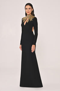 UZUN KOLLU ÜST AKSESUARLI SIRT DEKOLTELİ KREP UZUN ABİYE ELBİSE