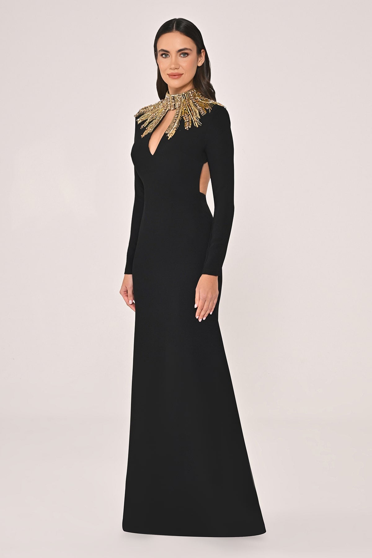 UZUN KOLLU ÜST AKSESUARLI SIRT DEKOLTELİ KREP UZUN ABİYE ELBİSE