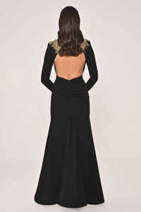 UZUN KOLLU ÜST AKSESUARLI SIRT DEKOLTELİ KREP UZUN ABİYE ELBİSE
