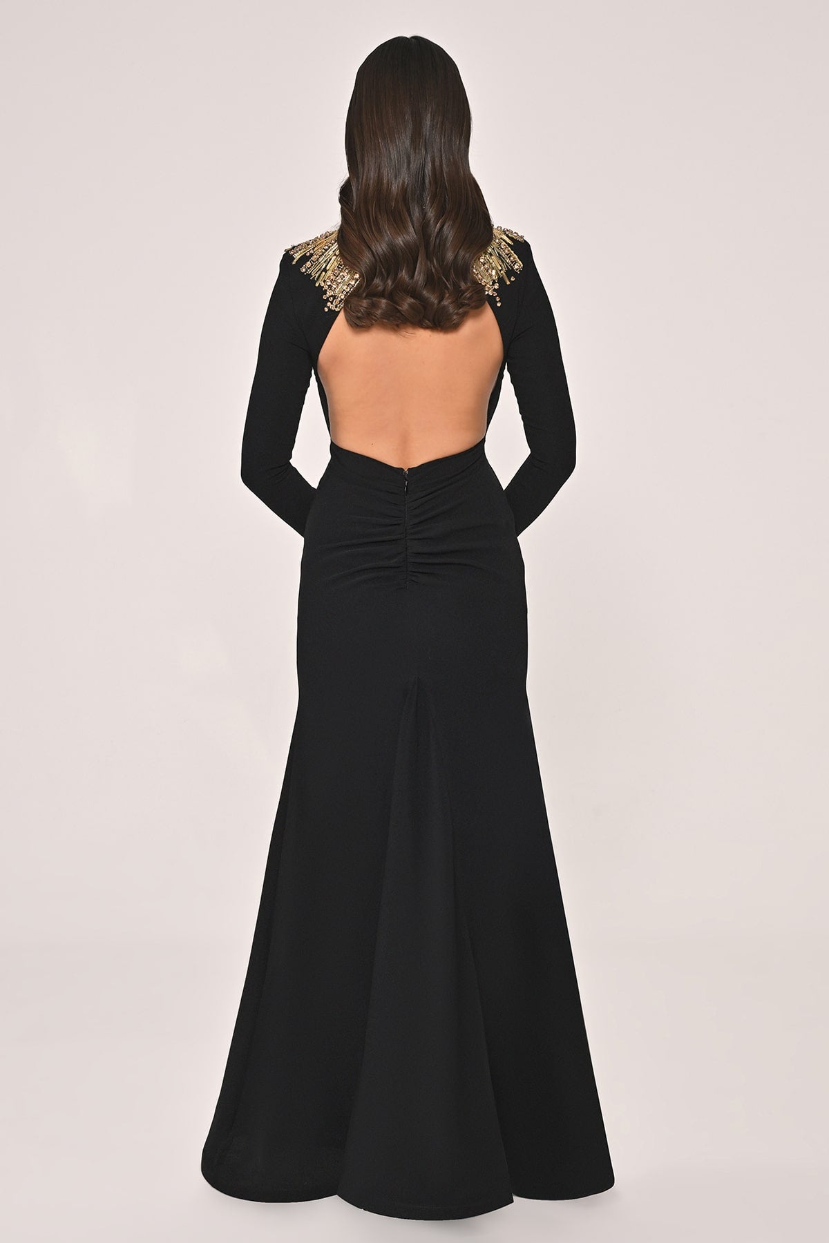 UZUN KOLLU ÜST AKSESUARLI SIRT DEKOLTELİ KREP UZUN ABİYE ELBİSE