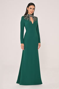 UZUN KOLLU ÜST AKSESUARLI SIRT DEKOLTELİ KREP UZUN ABİYE ELBİSE