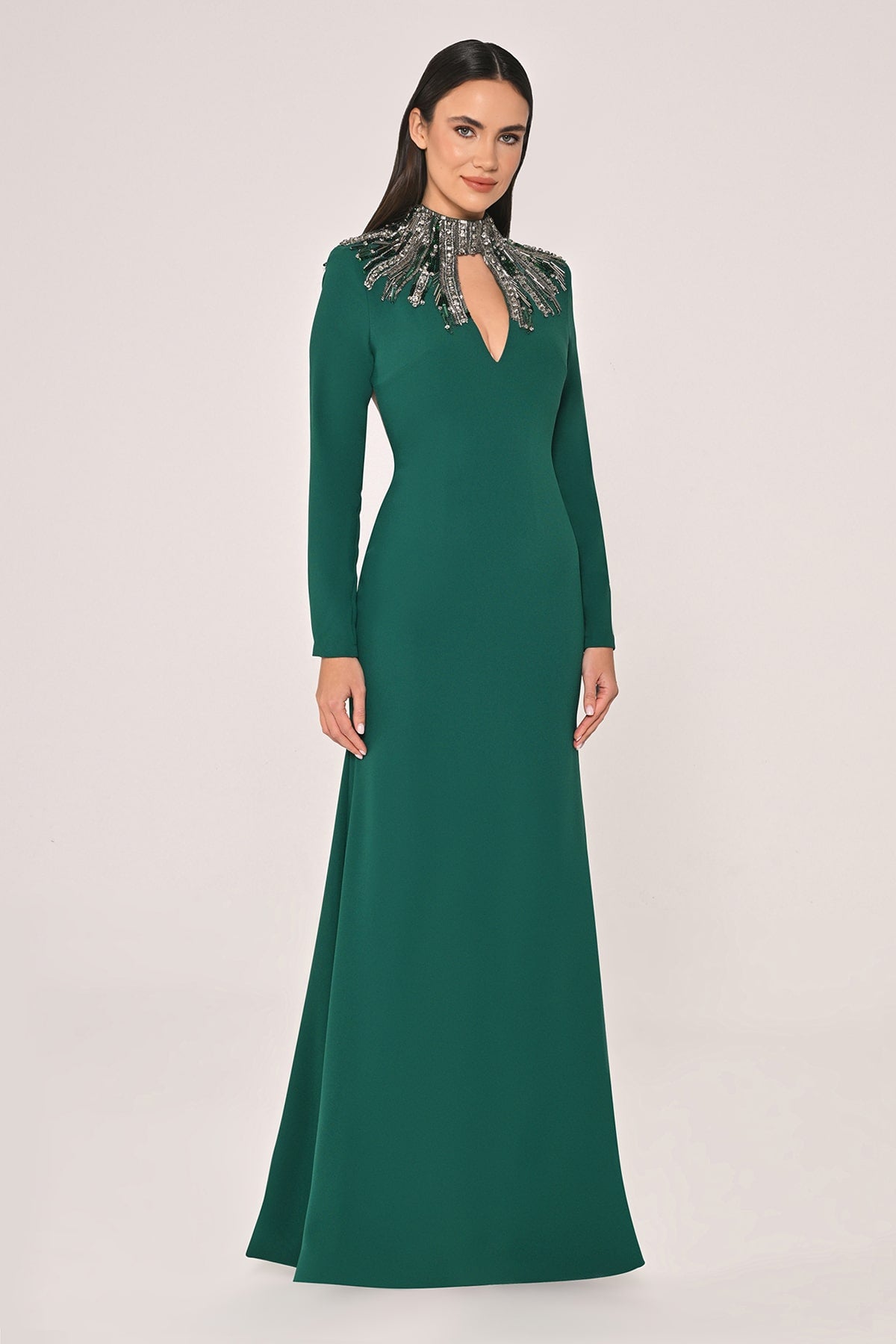 UZUN KOLLU ÜST AKSESUARLI SIRT DEKOLTELİ KREP UZUN ABİYE ELBİSE