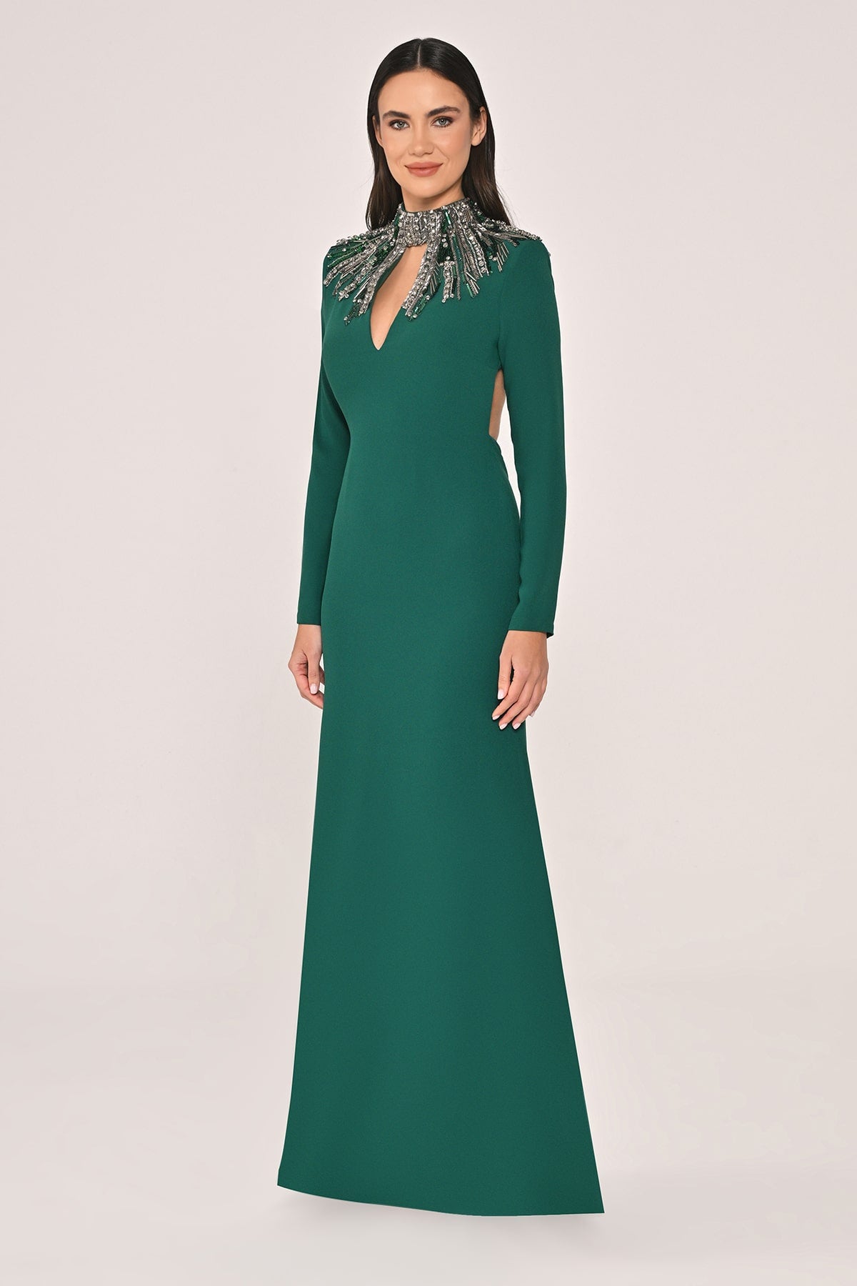 UZUN KOLLU ÜST AKSESUARLI SIRT DEKOLTELİ KREP UZUN ABİYE ELBİSE