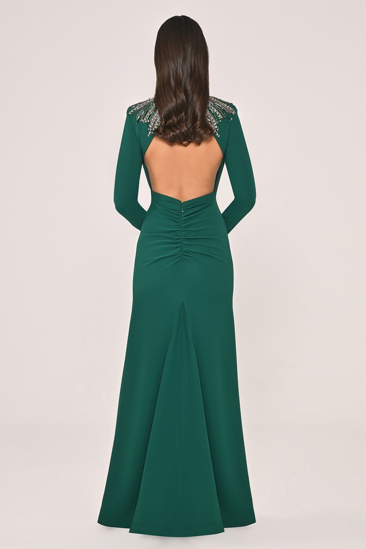 UZUN KOLLU ÜST AKSESUARLI SIRT DEKOLTELİ KREP UZUN ABİYE ELBİSE