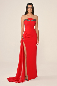 STRAPLEZ AKSESUAR DETAYLI YANDAN ŞİFON KUYRUKLU UZUN ELBİSE