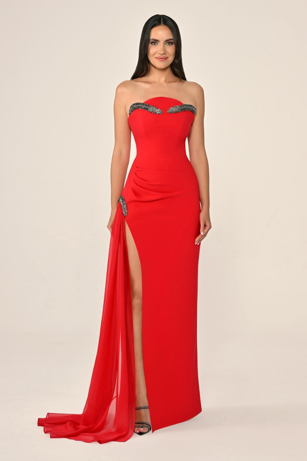 STRAPLEZ AKSESUAR DETAYLI YANDAN ŞİFON KUYRUKLU UZUN ELBİSE