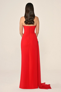 STRAPLEZ AKSESUAR DETAYLI YANDAN ŞİFON KUYRUKLU UZUN ELBİSE