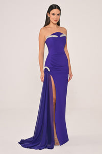 STRAPLEZ AKSESUAR DETAYLI YANDAN ŞİFON KUYRUKLU UZUN ELBİSE