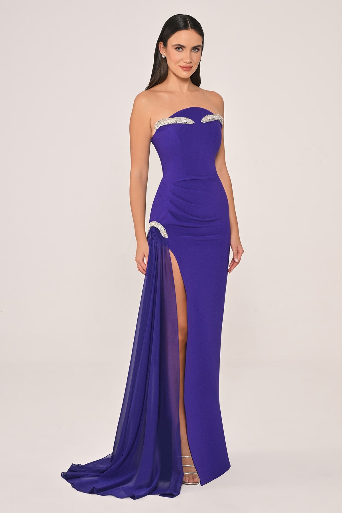 STRAPLEZ AKSESUAR DETAYLI YANDAN ŞİFON KUYRUKLU UZUN ELBİSE