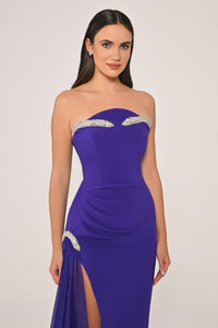 STRAPLEZ AKSESUAR DETAYLI YANDAN ŞİFON KUYRUKLU UZUN ELBİSE