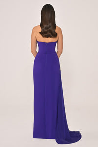 STRAPLEZ AKSESUAR DETAYLI YANDAN ŞİFON KUYRUKLU UZUN ELBİSE