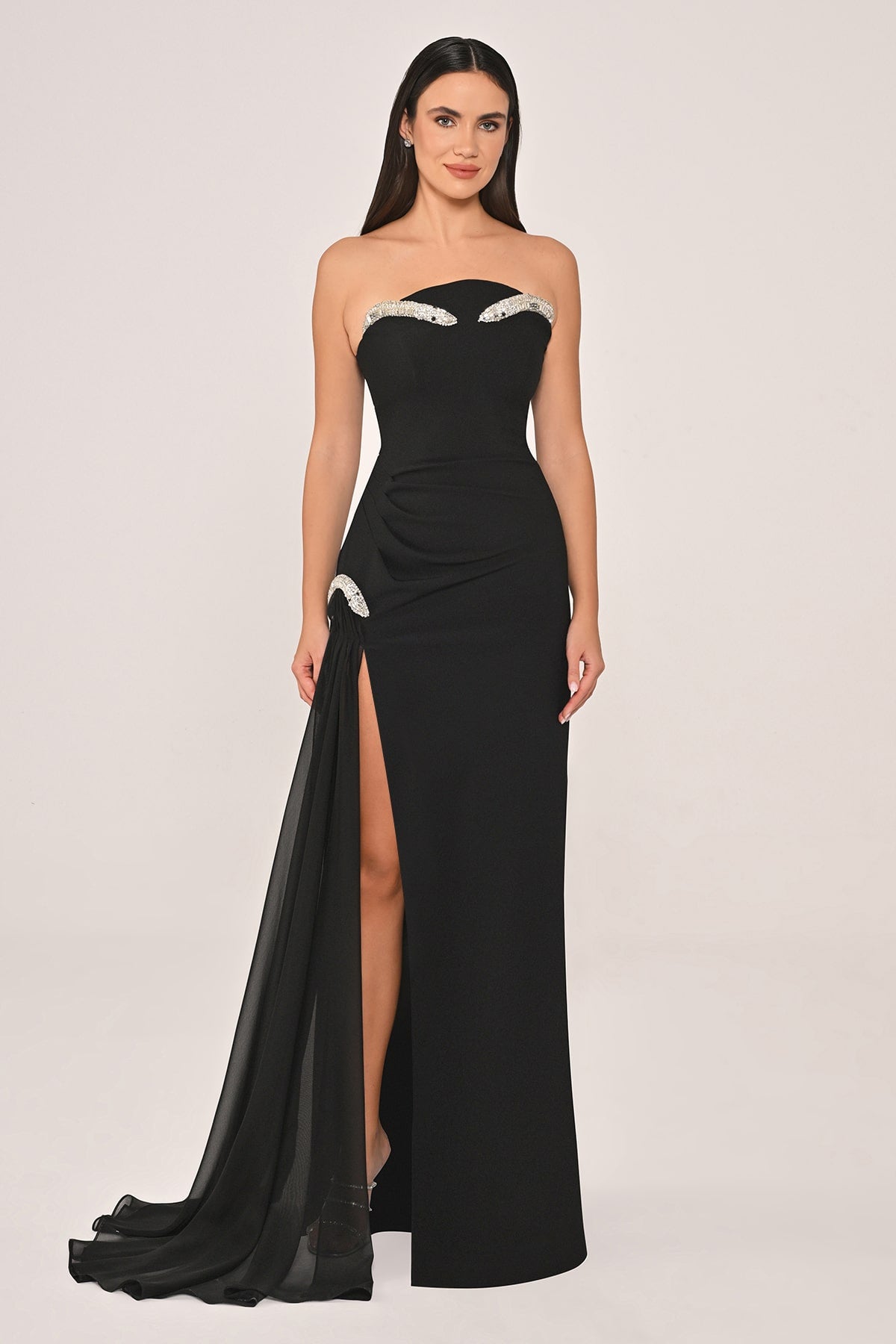 STRAPLEZ AKSESUAR DETAYLI YANDAN ŞİFON KUYRUKLU UZUN ELBİSE