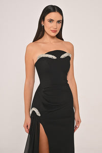 STRAPLEZ AKSESUAR DETAYLI YANDAN ŞİFON KUYRUKLU UZUN ELBİSE