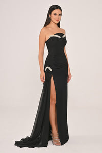 STRAPLEZ AKSESUAR DETAYLI YANDAN ŞİFON KUYRUKLU UZUN ELBİSE