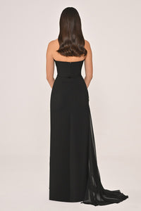 STRAPLEZ AKSESUAR DETAYLI YANDAN ŞİFON KUYRUKLU UZUN ELBİSE