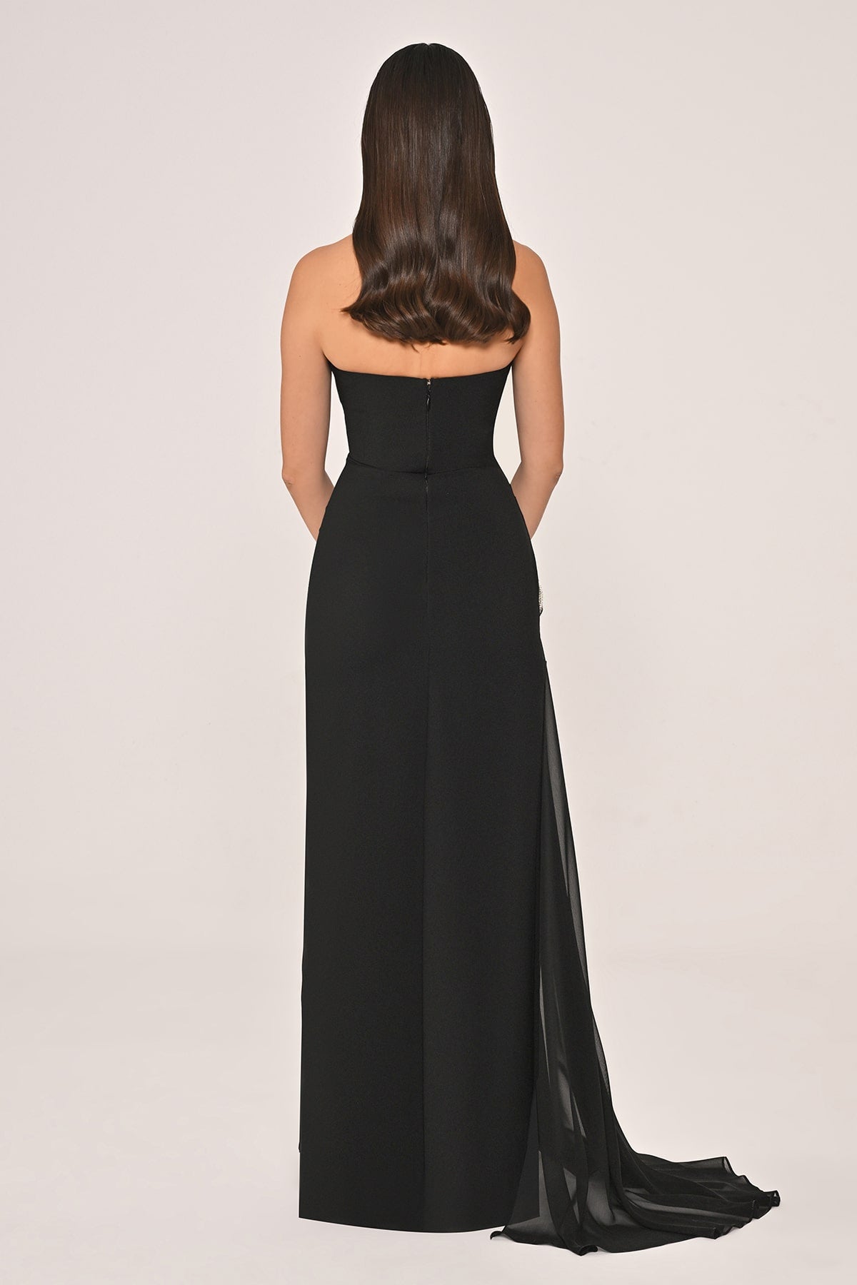 STRAPLEZ AKSESUAR DETAYLI YANDAN ŞİFON KUYRUKLU UZUN ELBİSE