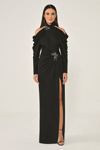 OMUZLARI AÇIK BOYUN VE BELDEN AKSESUARLI KREP UZUN ELBİSE