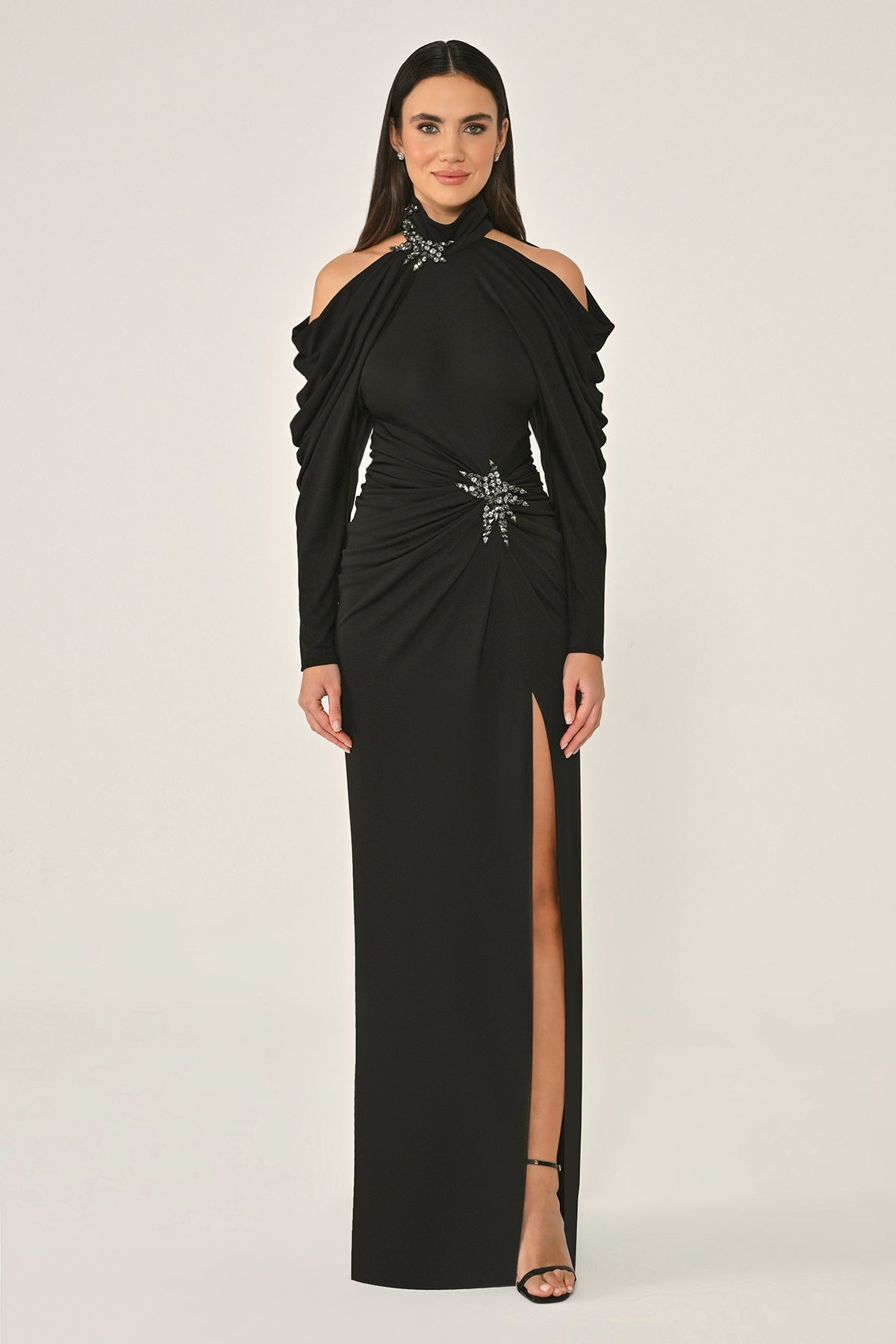 OMUZLARI AÇIK BOYUN VE BELDEN AKSESUARLI KREP UZUN ELBİSE